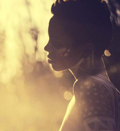  越是一无是处一无所有的人，越是容易被激怒。随便一句话，就会暴跳如雷。如同墙头上的野草，一丝微风就能让它东倒西歪。反而那些很有成就的人，任凭外界流言蜚语或讥讽和嘲笑，他都会坚定地站在大地上，雷打不动。…