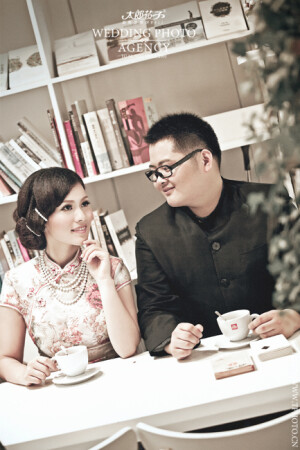 印花粉色花朵短袖旗袍搭配珍珠项链，永远最经典的组合。就好像旗袍是中国女人的象征，男人的象征则是中山装。