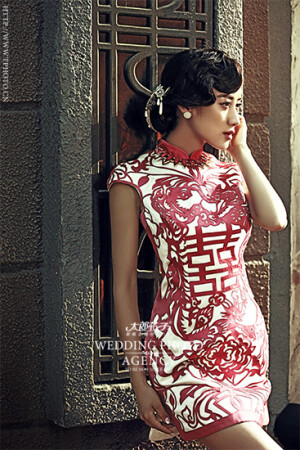 红色印花双喜字白底无袖短款婚礼旗袍，梳一个复古一点的发型，找一个老房子，顺时就回到了二三十年代的上海滩