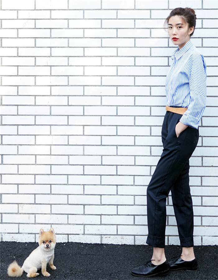 条纹衬衫搭配西装小脚裤，简单帅气的另一种美。