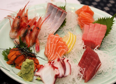 简单提一提刺身，和寿司不同，刺身强调的是食材本身最原始的一面。