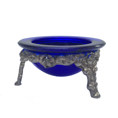 古仓AW Vintage日本镀银琉璃蓝摆件 孤品 产地：日本 材质：红铜镀银／玻璃 尺寸：6cm＊3cm 古仓销售的商品都为非标艺术品，物品有印记，斑驳色，不完整等均为正常状况，请在选购前仔细挑选，售出后不提供退换货…