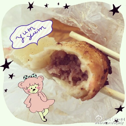 有个年长的“师傅”为邻就是好，可以像妈妈一样帮我带早餐，还想着给我翻花样…嘻嘻。Today’s 早餐，锅贴（沾满醋）➕明治牛奶。同事还给了日本巧克力，被我拒绝了…HA～最近不爱甜食。 #囡Style# 这样的工作环境，还是会让人有一点点舍不得…️