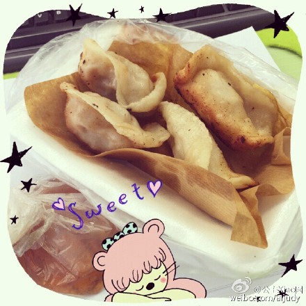 有个年长的“师傅”为邻就是好，可以像妈妈一样帮我带早餐，还想着给我翻花样…嘻嘻。Today’s 早餐，锅贴（沾满醋）➕明治牛奶。同事还给了日本巧克力，被我拒绝了…HA～最近不爱甜食。 #囡Style# 这样的工作环境，还是会让人有一点点舍不得…️