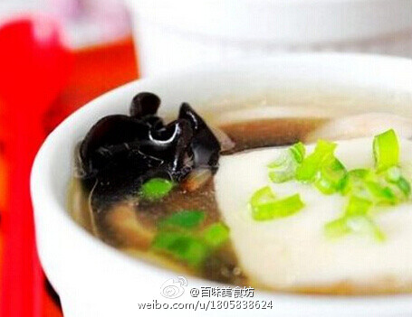 【双菇豆腐汤】1.香菇木耳水发好，把双孢菇和香菇，木耳分别切成段；2.锅内放油，加热后放入葱花蒜姜爆香，再放入切好的双孢菇和香菇，木耳，翻炒；3.放入适量温水，煮开后，放入洗好并切块的豆腐，再煮大约10分钟，放盐和香油即可。