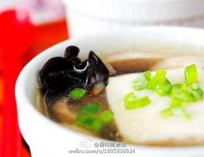 【双菇豆腐汤】1.香菇木耳水发好，把双孢菇和香菇，木耳分别切成段；2.锅内放油，加热后放入葱花蒜姜爆香，再放入切好的双孢菇和香菇，木耳，翻炒；3.放入适量温水，煮开后，放入洗好并切块的豆腐，再煮大约10分钟，…