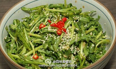 【凉拌皇帝菜】1.皇帝菜洗干净，加盐浸泡10分钟，再冲洗干净，并沥干水分2.独蒜去皮，剁成蒜蓉，辣椒洗净，切成辣椒圈3.将生抽、陈醋与芝麻香油调成酱汁4.将酱汁倒入皇帝菜中，拌均匀5.加入蒜蓉，芝麻，拌匀即可。