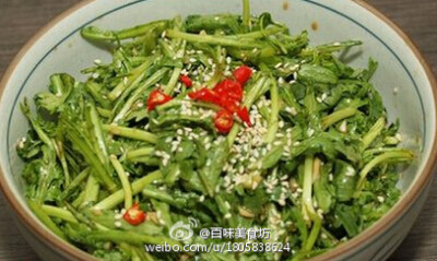 【凉拌皇帝菜】1.皇帝菜洗干净，加盐浸泡10分钟，再冲洗干净，并沥干水分2.独蒜去皮，剁成蒜蓉，辣椒洗净，切成辣椒圈3.将生抽、陈醋与芝麻香油调成酱汁4.将酱汁倒入皇帝菜中，拌均匀5.加入蒜蓉，芝麻，拌匀即可。