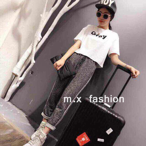 时尚短款字母纯棉T恤 搭配深灰色宽松运动裤 mx fashion