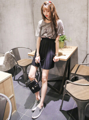 柔软卡通小驴印花T恤搭配气质百搭雪纺半身裙了，甜美可爱。