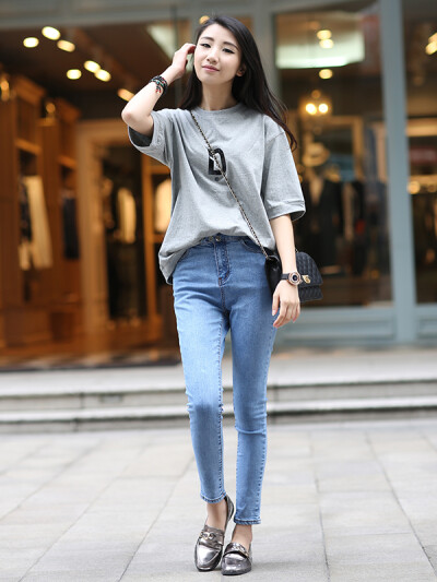 韩国宽松中袖T恤搭配牛仔铅笔裤，简约，显瘦。