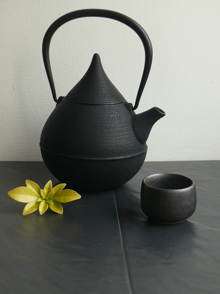 Looove that one! Japanese Shinzuku Teardrop Tetsubin Cast Iron teapot