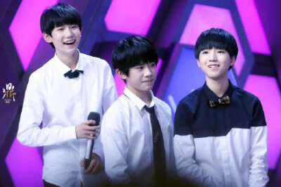 #TFBOYS# 白衣白衫白璧无暇，笑纹笑声笑颜如花。我的青葱岁月有你有他，大榕树下的故事不说完不归家。早安。