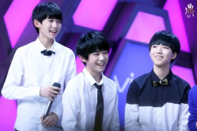 #TFBOYS# 白衣白衫白璧无暇，笑纹笑声笑颜如花。我的青葱岁月有你有他，大榕树下的故事不说完不归家。早安。