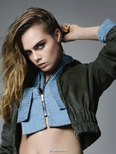 Cara Delevingne 登上法国《 L’Express Styles》杂志2015年4月刊封面，摇滚范儿的 Cara 气场全开配上标志性凌厉的眼神不是一点点帅，感觉还是这个风格适合她！