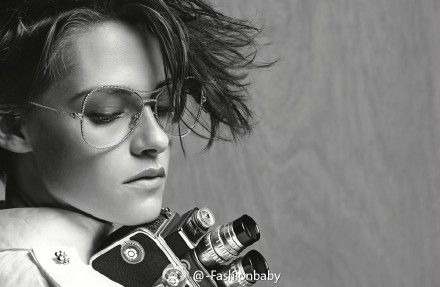 Kristen Stewart for Chanel S/S 2015 Eyewear Campaign。在黑白广告片中Kristen Stewart手持旧式相机，一副专业摄影师的样子，短发的她帅气和魅力满分。被Karl Lagerfeld 钦点为2015 Chanel 代言人后，她就成了CHANEL最常见的广告面孔之一?？蠢蠢戏鹨呛芸粗匦啊~