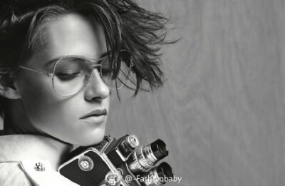 Kristen Stewart for Chanel S/S 2015 Eyewear Campaign。在黑白广告片中Kristen Stewart手持旧式相机，一副专业摄影师的样子，短发的她帅气和魅力满分。被Karl Lagerfeld 钦点为2015 Chanel 代言人后，她就成了CHAN…