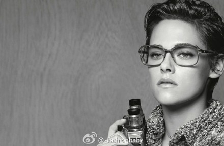 Kristen Stewart for Chanel S/S 2015 Eyewear Campaign。在黑白广告片中Kristen Stewart手持旧式相机，一副专业摄影师的样子，短发的她帅气和魅力满分。被Karl Lagerfeld 钦点为2015 Chanel 代言人后，她就成了CHANEL最常见的广告面孔之一。看来老佛爷是很看重小K啊~