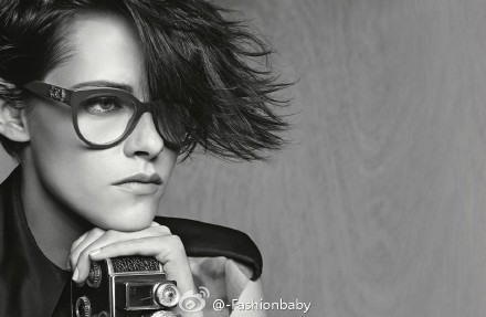 Kristen Stewart for Chanel S/S 2015 Eyewear Campaign。在黑白广告片中Kristen Stewart手持旧式相机，一副专业摄影师的样子，短发的她帅气和魅力满分。被Karl Lagerfeld 钦点为2015 Chanel 代言人后，她就成了CHANEL最常见的广告面孔之一。看来老佛爷是很看重小K啊~