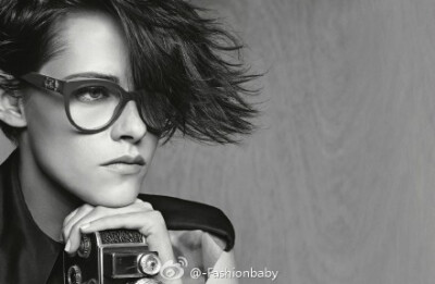 Kristen Stewart for Chanel S/S 2015 Eyewear Campaign。在黑白广告片中Kristen Stewart手持旧式相机，一副专业摄影师的样子，短发的她帅气和魅力满分。被Karl Lagerfeld 钦点为2015 Chanel 代言人后，她就成了CHAN…