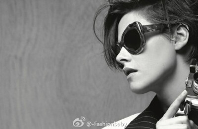 Kristen Stewart for Chanel S/S 2015 Eyewear Campaign。在黑白广告片中Kristen Stewart手持旧式相机，一副专业摄影师的样子，短发的她帅气和魅力满分。被Karl Lagerfeld 钦点为2015 Chanel 代言人后，她就成了CHAN…