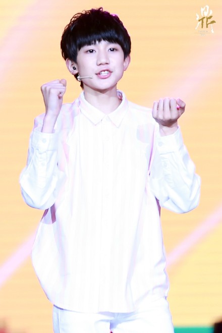 #TFBOYS# 有一只小白兔蹦蹦跳，被一颗草莓弹上天空，掉进云里滚了一圈跺跺脚。咦，你不是在云上，怎么到了我的怀抱？@TFBOYS-王源
