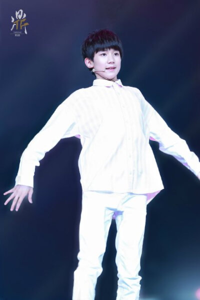#TFBOYS# 有一只小白兔蹦蹦跳，被一颗草莓弹上天空，掉进云里滚了一圈跺跺脚。咦，你不是在云上，怎么到了我的怀抱？@TFBOYS-王源