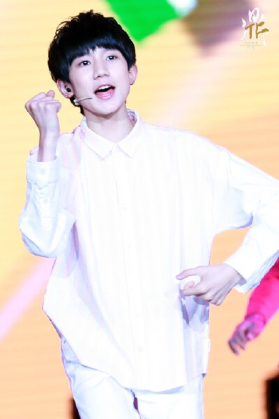 #TFBOYS# 有一只小白兔蹦蹦跳，被一颗草莓弹上天空，掉进云里滚了一圈跺跺脚。咦，你不是在云上，怎么到了我的怀抱？@TFBOYS-王源