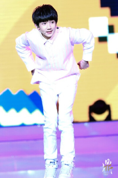 #TFBOYS# 有一只小白兔蹦蹦跳，被一颗草莓弹上天空，掉进云里滚了一圈跺跺脚。咦，你不是在云上，怎么到了我的怀抱？@TFBOYS-王源