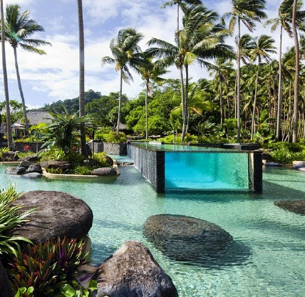 位于斐济的Laucala Island是世上最尊贵独特的度假村之一，精美的别墅全岛仅建有25间，全部配备独立泳池，绝对是蜜月度假的最佳选择！大家看看就好。。。