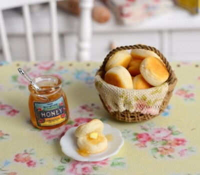 Perfect for a delicious homestyle breakfast, this miniature biscuit and honey set comes with everything you need for a quick morning meal!