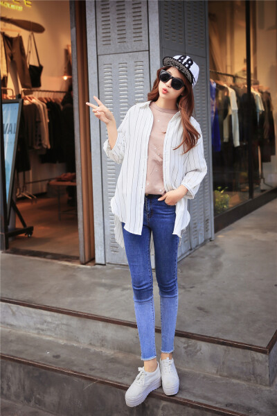 真的超赞的休闲风衬衫~可以直接单穿或者当作外套，搭配牛仔裤，小白鞋，炒鸡无敌韩范！加上袖子和后背的纽扣设计，时尚感爆棚！