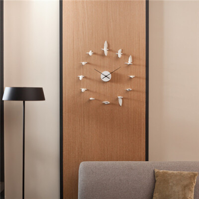 台灣Haoshi Design Swallow Clock 良事設計白色燕子時鐘，以十二隻不同角度飛翔的燕子，取代時鐘上刻板數字，燕子飛舞的動作凝結於瞬間，時間卻不停的往前走，把靜止和流動兩種美感，融合其中。時間彷彿是飛逝而過鳥…