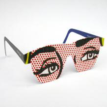 此款：让我们向波普艺术先锋Roy Lichtenstein（利奇斯坦）致敬！Nono muaks推出新一代 DIY“Kick Eyes/ 打眼”设计系列：一种触摸式概念的眼镜。如同百叶窗一样，在开闭合之间体验有趣的视觉经验。DIY打眼眼镜系列由纸质强韧的环保纸板制作，是各式派对活动的完美选择。是时候一起“打眼”了！Time to play! Time to Kick Eyes!