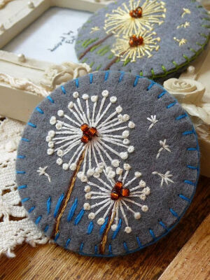 Dandelion brooch - Grey