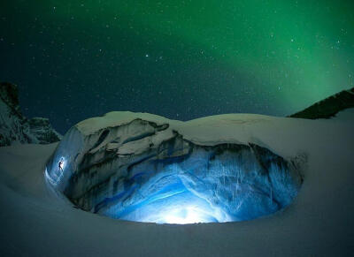 来自加拿大艾伯塔省班夫的35岁专业摄影师保罗日前陪同两名登山运动爱好者在夜晚挑战攀爬加拿大阿萨巴斯卡冰川，遇到了罕见的北极光，这一切被他们摄入镜头。