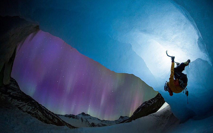 五彩斑斓的极光点亮夜晚星空，为冰川增添了一丝超现实的魔幻色彩。