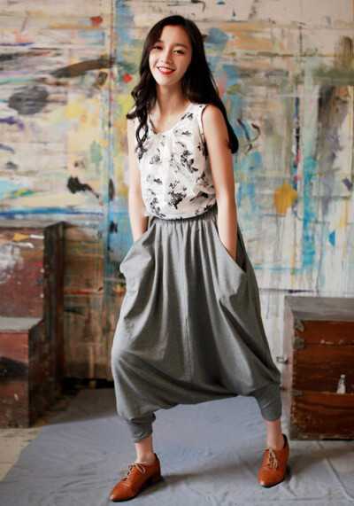 民族风格的印花背心，9分嘻哈风格的哈伦裤，一双牛津尖头小皮鞋，清新有活力~