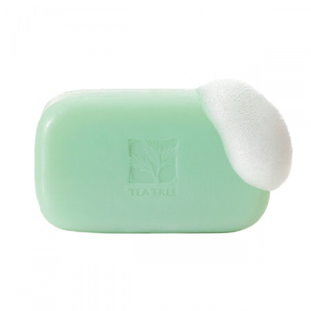 祛痘类专业线产品，风靡日本12年。专门针对20岁+的成人痘肌肤。特含从牛奶及苹果中提取的AHA果酸成分和天然茶树精油成分，仅仅洗脸就能使肤质改变的温和角质护理洁肤皂。厚实的泡沫温和包裹痘痘和痘印，将粗糙的肤质调理成柔软光滑，吹弹可破的肌肤。迷迭香和薰衣草的芳香，让秋冬季节烦躁的情绪都能一起洗去。