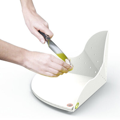 This folding polypropylene chopping board brings greater convenience to the process of outdoor cooking.