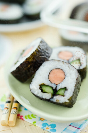 【花式小寿司】原料：熟米饭150克  寿司醋10克  盐2克  糖2克  黄瓜1根  火腿肠1根  紫菜2片 做法：1、 蒸好的米饭趁温热时倒入寿司醋，搅拌均匀后晾凉备用。2、 黄瓜切条后加盐和糖腌制5分钟。3、 在寿司帘上铺上一片紫菜，将寿司饭均匀的铺在紫菜上，四边留一定距离，不要铺满。铺好这一层寿司饭后，取米饭的两个1/3处再均匀的摆放两条约1cm宽的米饭。4、 用另一张紫菜覆盖在米饭表面，用手沿高低压紧，注意不要把后铺的米饭按平。5、 将火腿肠摆放在中间，黄瓜条摆放在两边，用寿司帘将紫菜卷起，按压紧实即可。