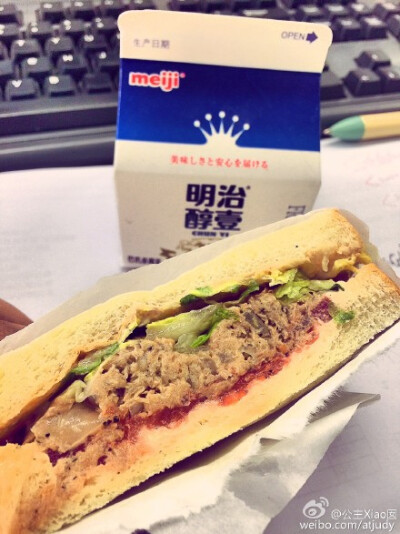 ️早晨，闻着咖啡香，喝着牛奶，吃着金枪鱼Sandwich，外加两个锅贴…Aha～～我真的是在上班吗❓SURE……！嘻嘻。有点小资的节奏啦…