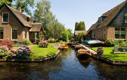 荷兰有一个村子叫Dutch village of Giethoorn，没有公路，大家进进出出都是靠划和靠滑的。