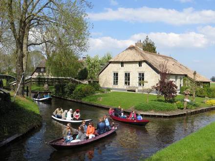 荷兰有一个村子叫Dutch village of Giethoorn，没有公路，大家进进出出都是靠划和靠滑的。