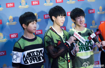 KarryKairos 就转一次 @明星微吧 #热门娱乐榜# 【TFBOYS录制北京春晚】近日，当红青春少年偶像组合TFBOYS亮相北京台春晚录播现场，演唱歌曲《幸运符号》。在后台媒体访问时，遭粉丝疯狂围堵匆匆离去。 k收起 f查看大…