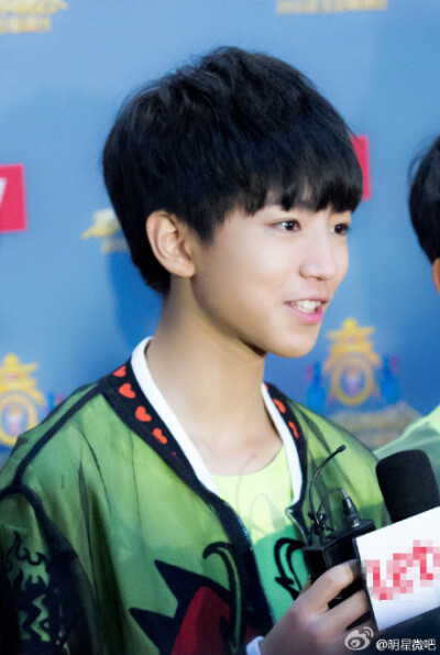 KarryKairos 就转一次 @明星微吧 #热门娱乐榜# 【TFBOYS录制北京春晚】近日，当红青春少年偶像组合TFBOYS亮相北京台春晚录播现场，演唱歌曲《幸运符号》。在后台媒体访问时，遭粉丝疯狂围堵匆匆离去。 k收起 f查看大…