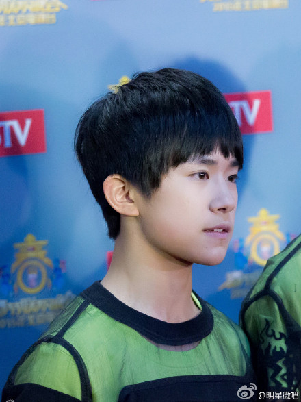 KarryKairos 就转一次 @明星微吧 #热门娱乐榜# 【TFBOYS录制北京春晚】近日，当红青春少年偶像组合TFBOYS亮相北京台春晚录播现场，演唱歌曲《幸运符号》。在后台媒体访问时，遭粉丝疯狂围堵匆匆离去。 k收起 f查看大图 m向左旋转 n向右旋转