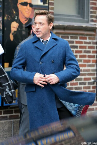 【高清】#Robert Downey Jr.# greets a few of his fans at the Ed Sullivan Theater before his appearance on the 'Late Show with David Letterman' in New York, NY.2015.4.23