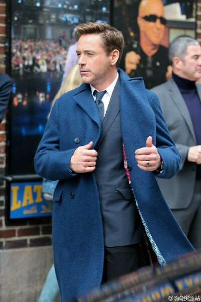 【高清】#Robert Downey Jr.# greets a few of his fans at the Ed Sullivan Theater before his appearance on the 'Late Show with David Letterman' in New York, NY.2015.4.23