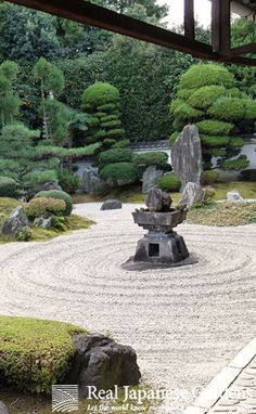 Gravel pattern in the Japanese zen garden of Reiun-in temple (霊雲院) in Kyoto | Real Japanese Gardens | http://www.japanesegardens.jp/explanations/000106.php